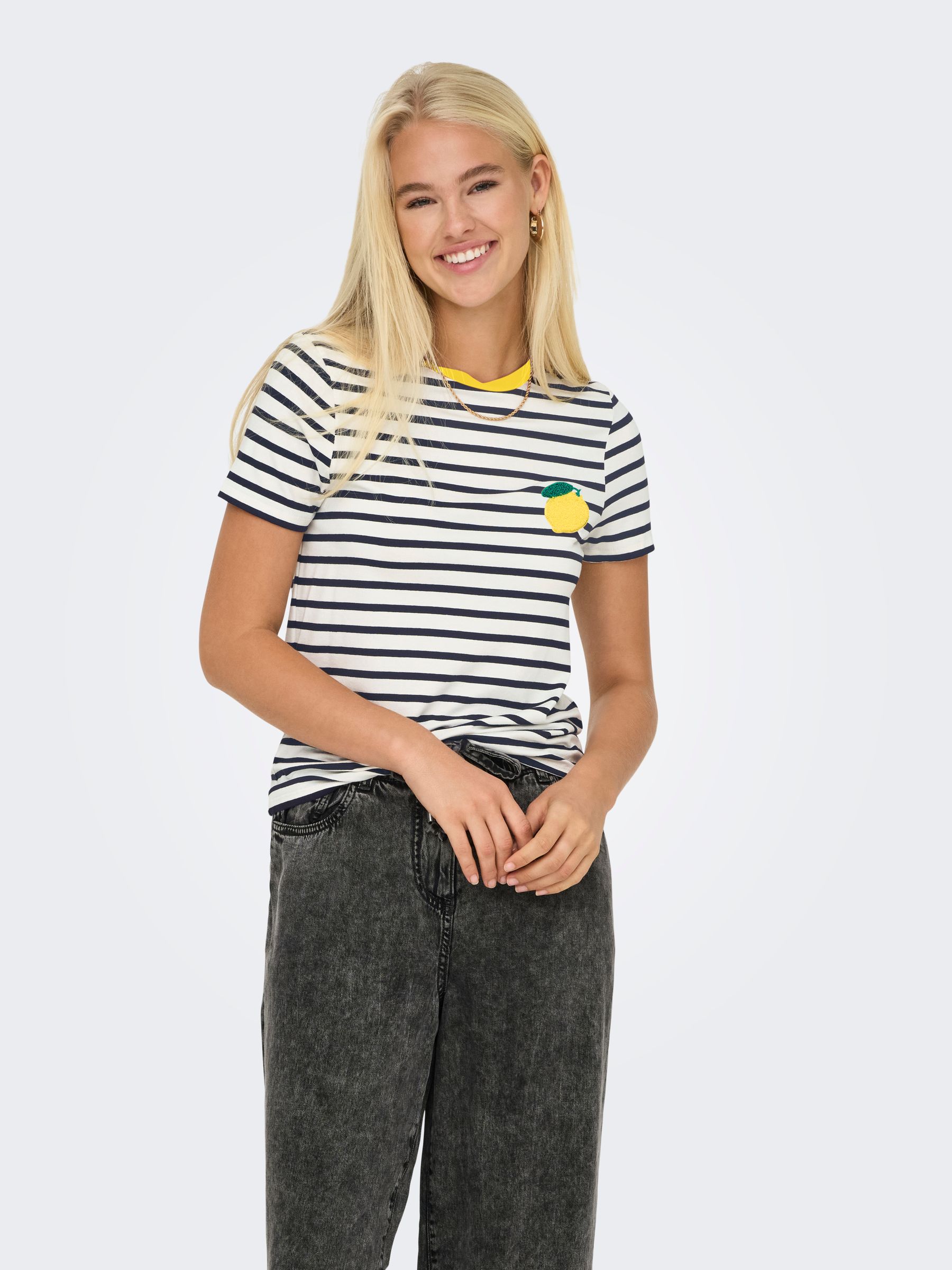 Gestreiftes T-Shirt mit Herzmotiv und Rundhalsausschnitt Gestreiftes T-Shirt mit Herzmotiv und Rundhalsausschnitt