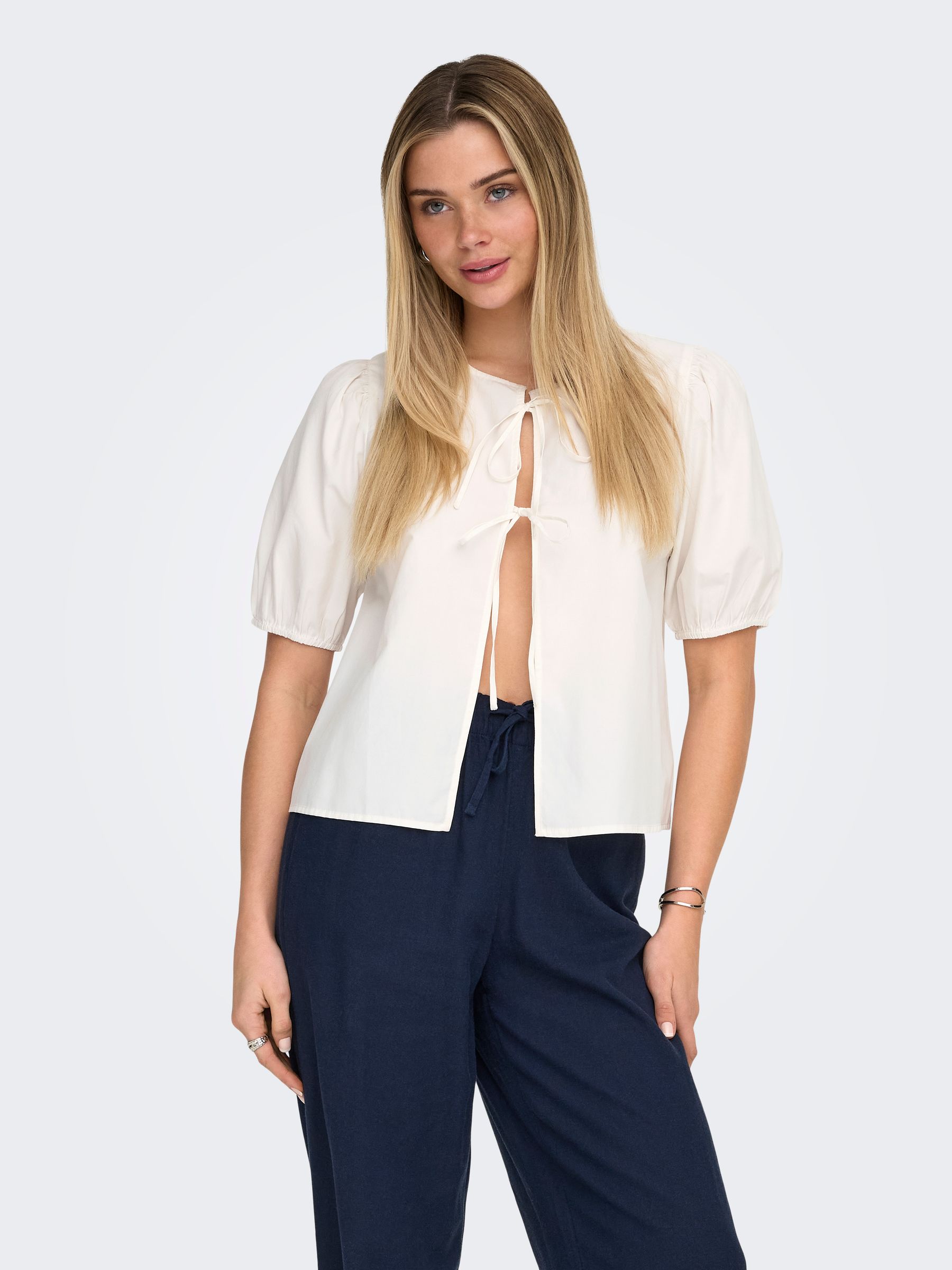 15368592_4954479_4.jpg Kurzarm Bluse Rundhalsausschnitt Zierschleifen Detail