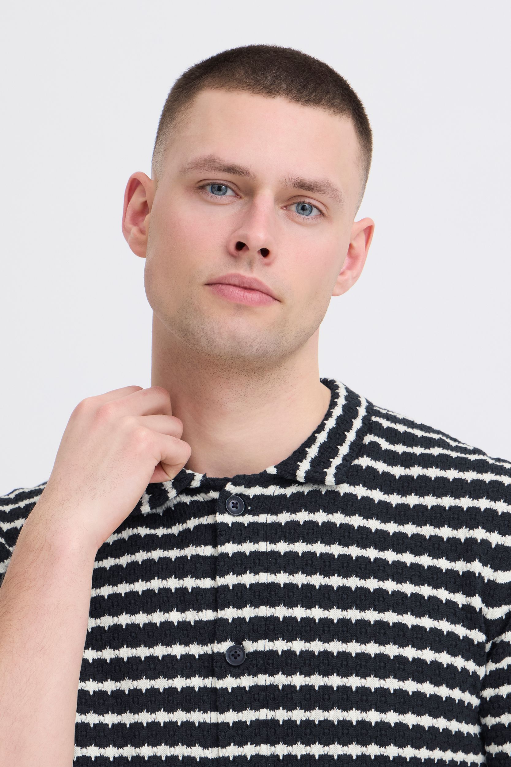 20720764-900007659_900007659_4.jpg Bequemes Kurzarmshirt Knopfleiste Einfarbig Polokragen