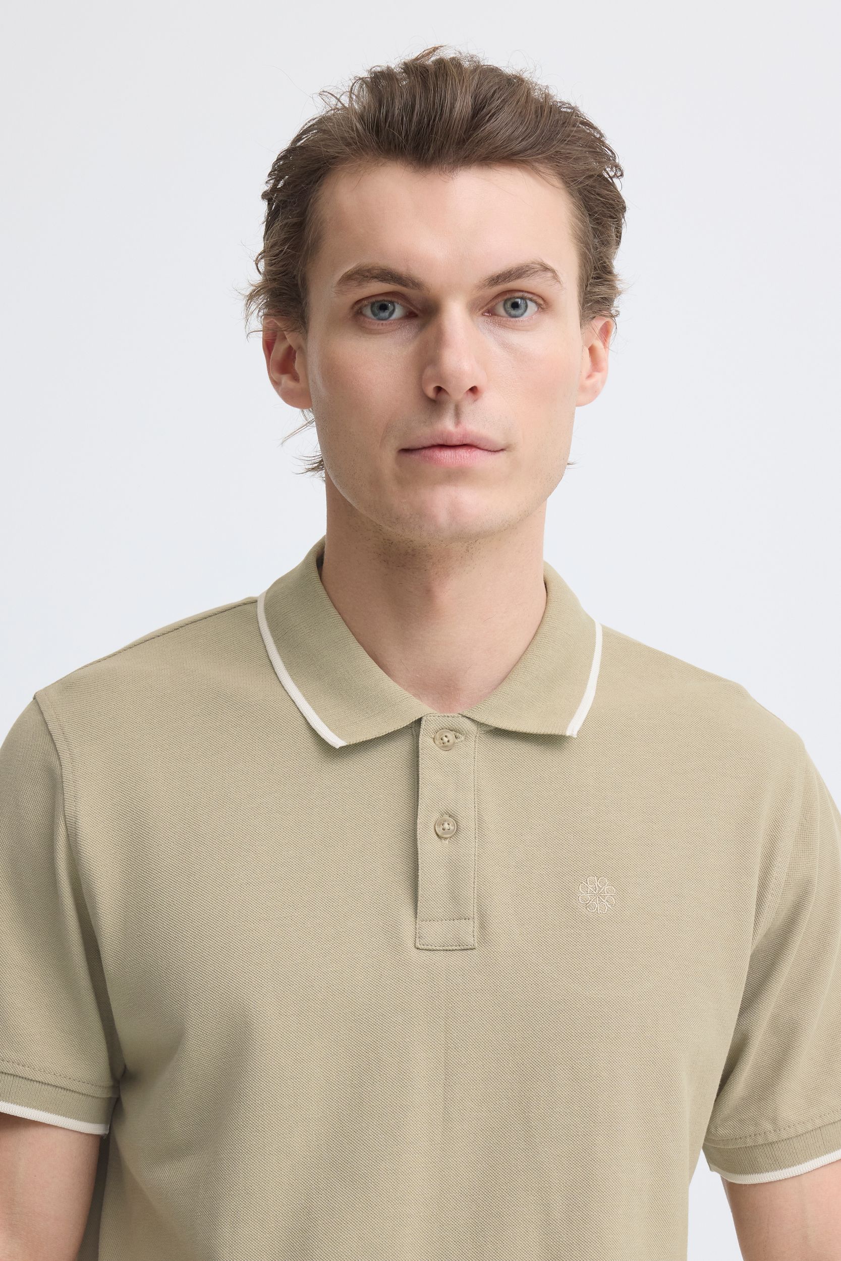 20720425-171108_171108_4.jpg Kurzarm Poloshirt Knopfverschluss Rundhals Sticklogo