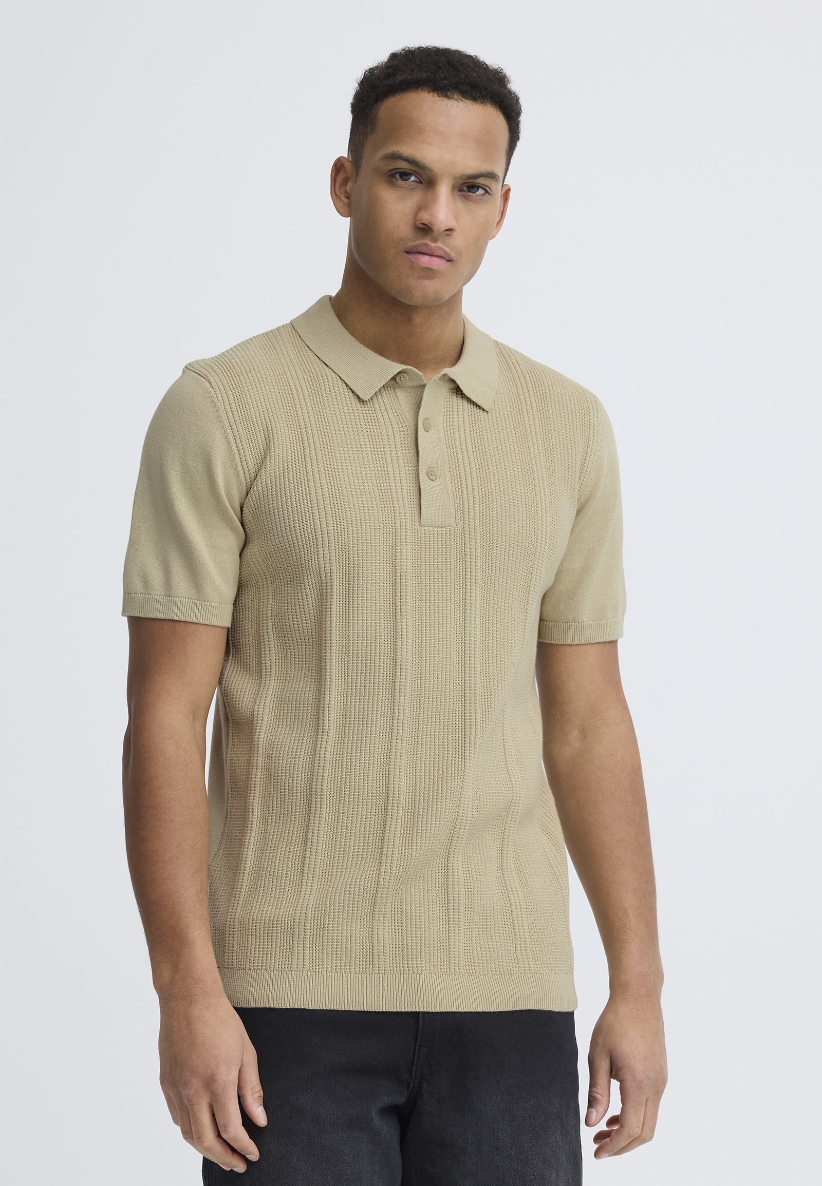 Stilvolles Kurzarm Strickpoloshirt Regular Fit Einfarbig Stilvolles Kurzarm Strickpoloshirt Regular Fit Einfarbig