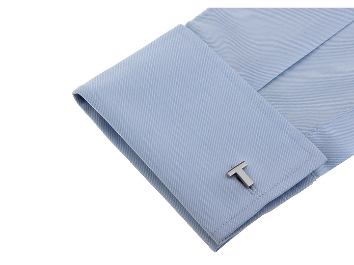 Manschettenknopf in Buchstabenform T – Beispieldarstellung mit blauem Hemd TEROON Manschettenknopf mit Hemd Buchstabe T