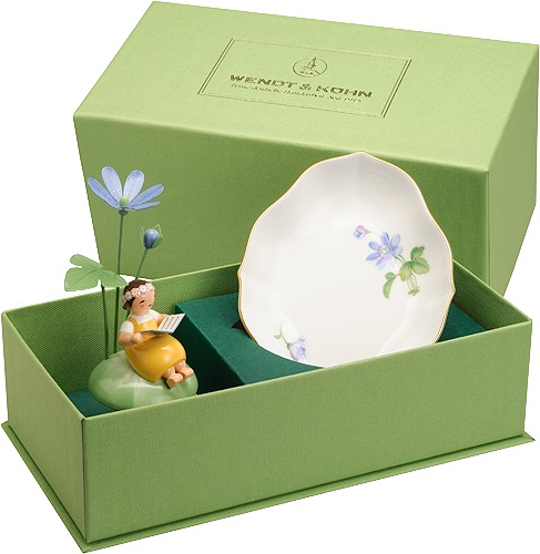 Wendt und Kühn Mädchen mit Leberblümchen, auf Hügel, mit Schale aus Meissener Porzellan 5226/3 Wendt und Kühn Mädchen mit Leberblümchen, auf Hügel, mit Schale aus Meissener Porzellan 5226/3