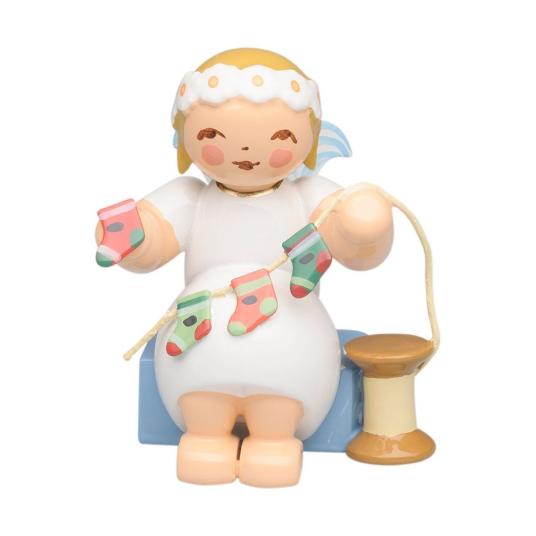 Margeritenengel, sitzend mit Adventskalender 634/70/44 von Wendt & Kühn Margeritenengel, sitzend mit Adventskalender 634/70/44 von Wendt & Kühn