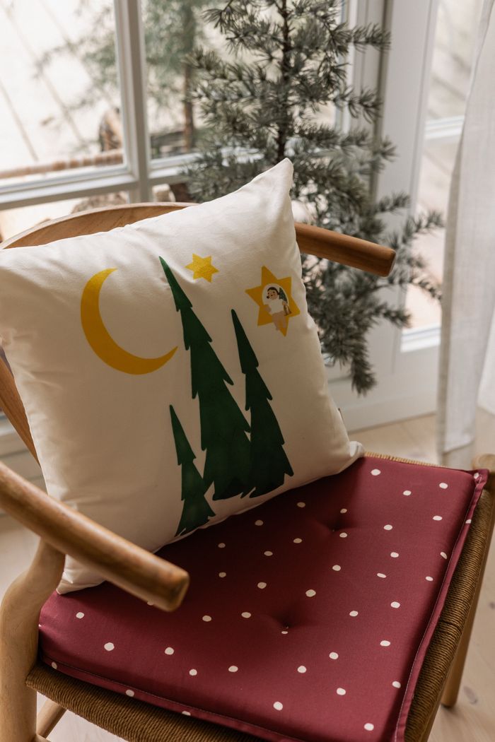Kissenbezug Tannenbäume Abendhimmel Beige in Szene mit Wendt und Kühn Muster Kissenbezug Tannenbäume Abendhimmel Beige mit Wendt und Kühn Muster, Weihnachtsszene