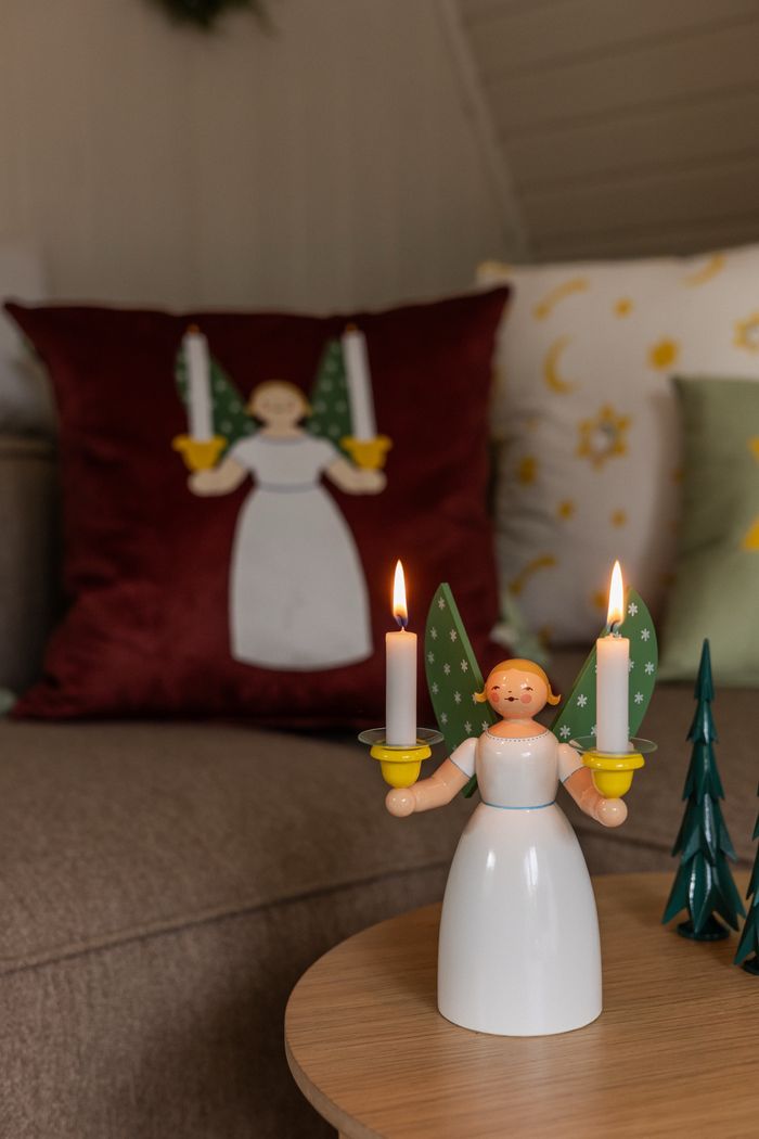 Kissenbezug Engel mit Kerzen Rot in Szene mit Wendt und Kühn Muster Kissenbezug Engel mit Kerzen Rot mit Wendt und Kühn Muster, Weihnachtsszene