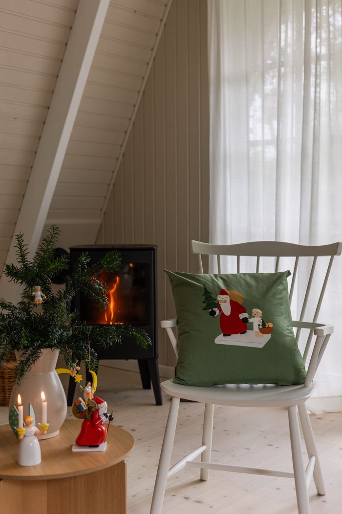 Kissenbezug Weihnachtsmann mit Geschenken Grün in Szene mit Wendt und Kühn Muster Kissenbezug Weihnachtsmann mit Geschenken Grün mit Wendt und Kühn Muster, Weihnachtsszene