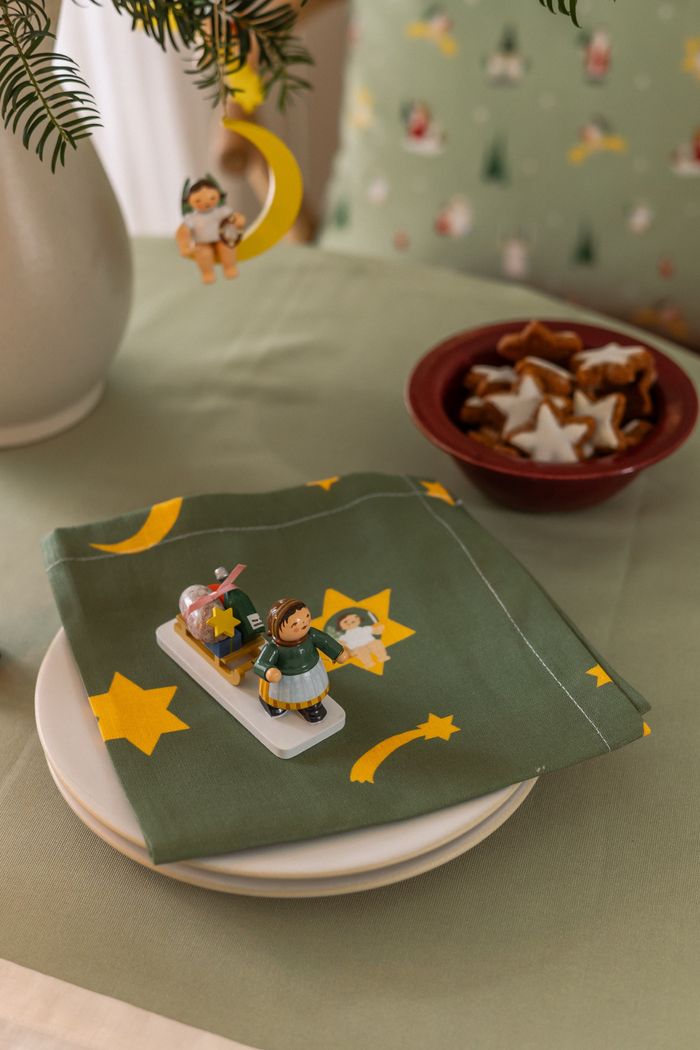 Servietten 2er Set Engel auf Sternschnuppe Grün in Szene mit Wendt und Kühn Muster Servietten 2er Set Engel auf Sternschnuppe Grün mit Wendt und Kühn Muster, Weihnachtsszene