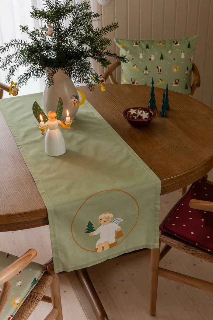 Tischläufer Weihnachtsmann Typo Grün in Szene mit Wendt und Kühn Muster Tischläufer Weihnachtsmann Typo Grün mit Wendt und Kühn Muster, Weihnachtsszene