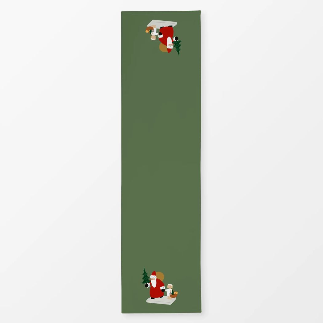 Tischläufer Weihnachtsmann mit Engel Grün Dunkel mit Wendt und Kühn Muster Tischläufer Weihnachtsmann mit Engel Grün Dunkel 40x150 cm, aus Polyester Canvas mit Wendt und Kühn Muster
