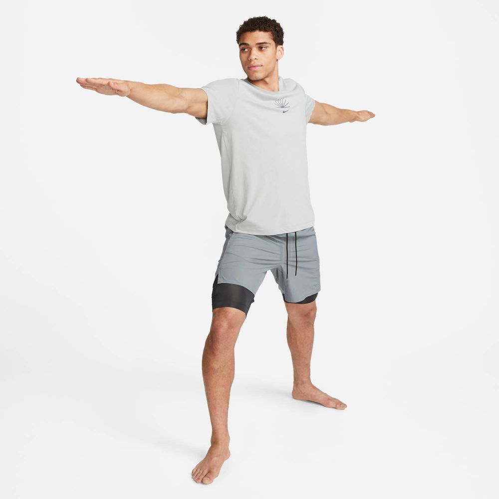 Nike Unlimited Vielseitige Dri-FIT 2-in-1-Shorts (ca. 18 cm) für Herren - Smoke Grey / Dk Smoke Grey