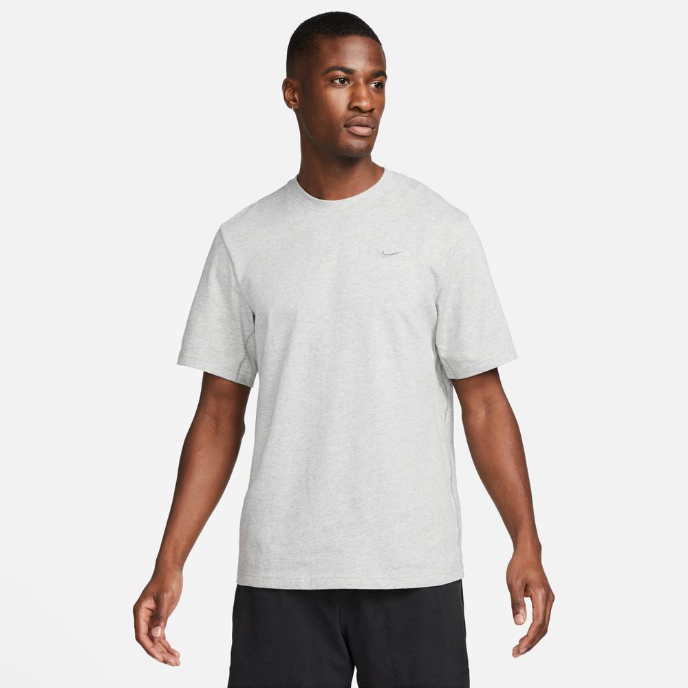 Nike Primary Vielseitiges Nike Dri-FIT Kurzarm-Oberteil für Herren - Dk Grey Heather / Htr
