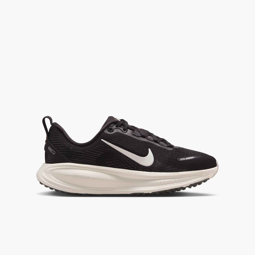 Nike Vomero 18 Straßenlaufschuh Kinder - Black / Summit White-coconut Milk-iron Ore