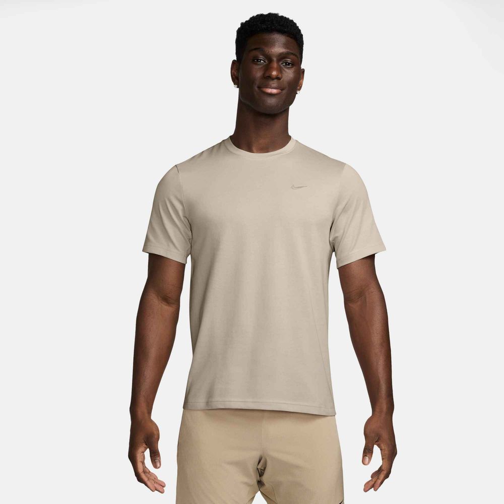 Nike Primary Vielseitiges Nike Dri-FIT Kurzarm-Oberteil für Herren - Lt Orewood Brn