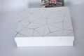 Geschenkbox-Weiss-mit-Geometrischen-Mustern-Blau.JPG