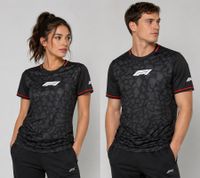 Camiseta unisex de cuello redondo de Fórmula 1 F1 con estampado de camuflaje discreto. Camiseta deportiva 701222547 001. Color negro/rojo.