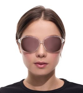 Lunettes de soleil adidas Sport pour femme avec verres miroir cuivrés/marron et branches transparentes. Lunettes de loisirs SP0013 6226G Transparentes.