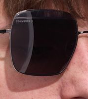 Gafas de sol Converse con protección UV400 y transmisión de luz 3 Holiday Glasses SCO148 509Y Gris/Rojo