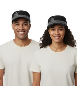 Cappellino unisex "From First to Last", in cotone con taglio militare e vestibilità leggermente curva, nero/grigio