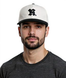 Rough. Cappellino da baseball Flexfitted Capital da uomo, in cotone bianco