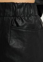 Jupe courte en PU noire NA-KD