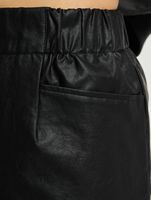 Jupe courte en PU noire NA-KD