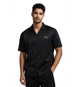 Elegante ROUGH. Camicia da uomo a maniche corte in raso con ricamo minimalista del logo in nero.