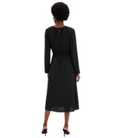 Robe longue minimaliste en satin noir à manches longues 911211