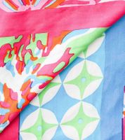 ZWILLINGSHERZ Hawaii Blume Vierecks-Tuch mit Blumen und Ornamenten Mode-Tuch 3016Q-2907 in Orange, Blau oder Pink Bunt