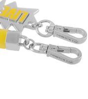 Elegante set de charms Calvin Klein Downtown: Colgantes de acero inoxidable con resina en contraste y la inscripción "LIVE IT" - Accesorios para bolsos - 7 x 1,3 cm - KJJCJA090100 - Plateado/Amarillo