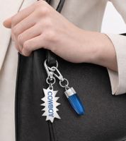 Ensemble de breloques Calvin Klein Downtown : Pendentifs en acier inoxydable avec résine contrastante et logo COWBOY - Accessoires de sac - 7 x 1,3 cm - KJJCLA090300 - Argent/Bleu