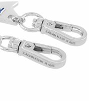 Ensemble de breloques Calvin Klein Downtown : Pendentifs en acier inoxydable avec résine contrastante et logo COWBOY - Accessoires de sac - 7 x 1,3 cm - KJJCLA090300 - Argent/Bleu