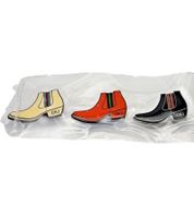 3er Pack Calvin Klein Unisex Anstecknadeln im Boots-Design Edelstahl-Pins-Up Emaille-Broschen KJJNDH300 Schwarz, Orange, Beige, Rot, Braun, Blau