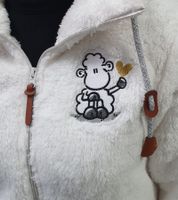 Bequeme sheepworld Damen Teddyfleece-Weste mit gesticktem Motiv Kuschel-Jacke oder Pyjama-Set mit Marken Motiven Weiß oder Grau