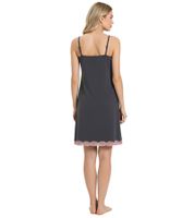 Nuisette confortable pour femme avec détails smockés : nuisette longue fendue, ensemble pyjama 2 pièces ou nuisette courte en dentelle. Disponible en rouge, violet, noir ou gris/rose.