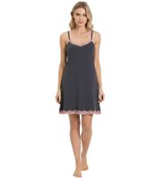 Nuisette confortable pour femme avec détails smockés : nuisette longue fendue, ensemble pyjama 2 pièces ou nuisette courte en dentelle. Disponible en rouge, violet, noir ou gris/rose.