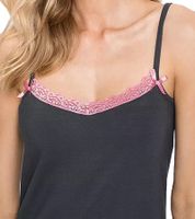 Nuisette confortable pour femme avec détails smockés : nuisette longue fendue, ensemble pyjama 2 pièces ou nuisette courte en dentelle. Disponible en rouge, violet, noir ou gris/rose.