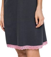 Nuisette confortable pour femme avec détails smockés : nuisette longue fendue, ensemble pyjama 2 pièces ou nuisette courte en dentelle. Disponible en rouge, violet, noir ou gris/rose.