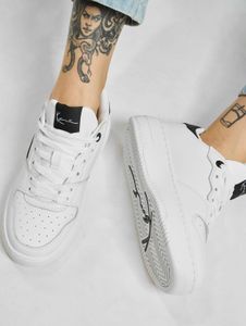 lässige Karl Kani Damen Sneaker Weiß