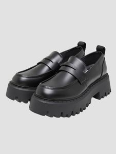 Pantuflas modernas para mujer de la marca Buffalo, negras.