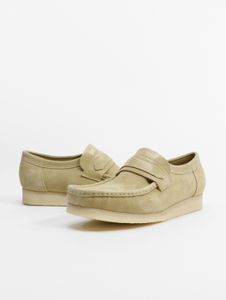 Zapatillas deportivas modernas Clarks para hombre, color beige.