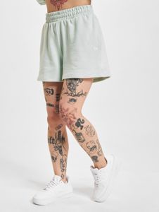 Pantalones cortos ligeros New Era para mujer, color verde.