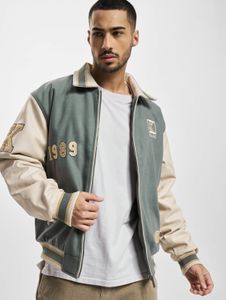 Chaqueta sencilla de hombre Karl Kani con cremalleras y bolsillos, color verde.