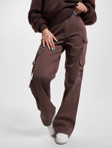 Elegantes vaqueros de mujer Karl Kani con bolsillos con cremallera, algodón de 250 g/m², color marrón.