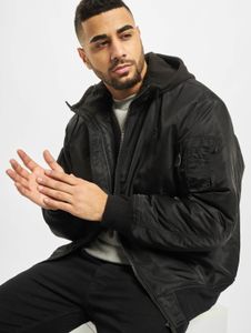 Veste homme Brandit simple, noire, avec fermetures éclair et poches.