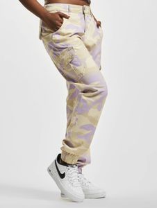 Vaqueros cómodos de Urban Classics para mujer con bolsillos elásticos, algodón de 310 g/m², estampado de camuflaje.