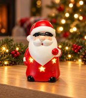 Lot de 6 figurines LED de Noël : Père Noël, renne et bonhomme de neige. Lumière blanche chaude. Trois modèles différents d'environ 10 cm, avec piles de couleurs variées.