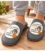Cómodas zapatillas de casa Camprella para hombre y mujer en color gris, con motivo de perezoso e interior de suave microfibra