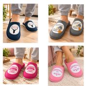 Chaussons douillets Camprella pour hommes et femmes, disponibles en plusieurs motifs, avec intérieur confortable en microfibre ; coloris : bleu marine, gris, rose et rose clair.