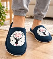 Chaussons douillets Camprella pour hommes et femmes, disponibles en plusieurs motifs, avec intérieur confortable en microfibre ; coloris : bleu marine, gris, rose et rose clair.
